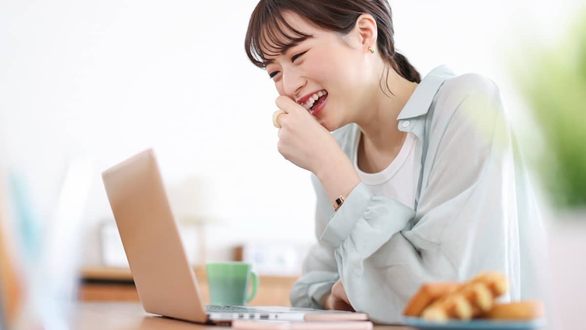 笑顔で話を聴く様子